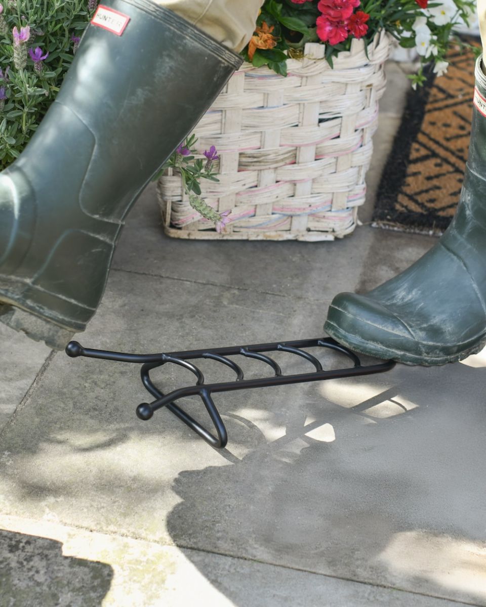 Scale image of boot jack in use