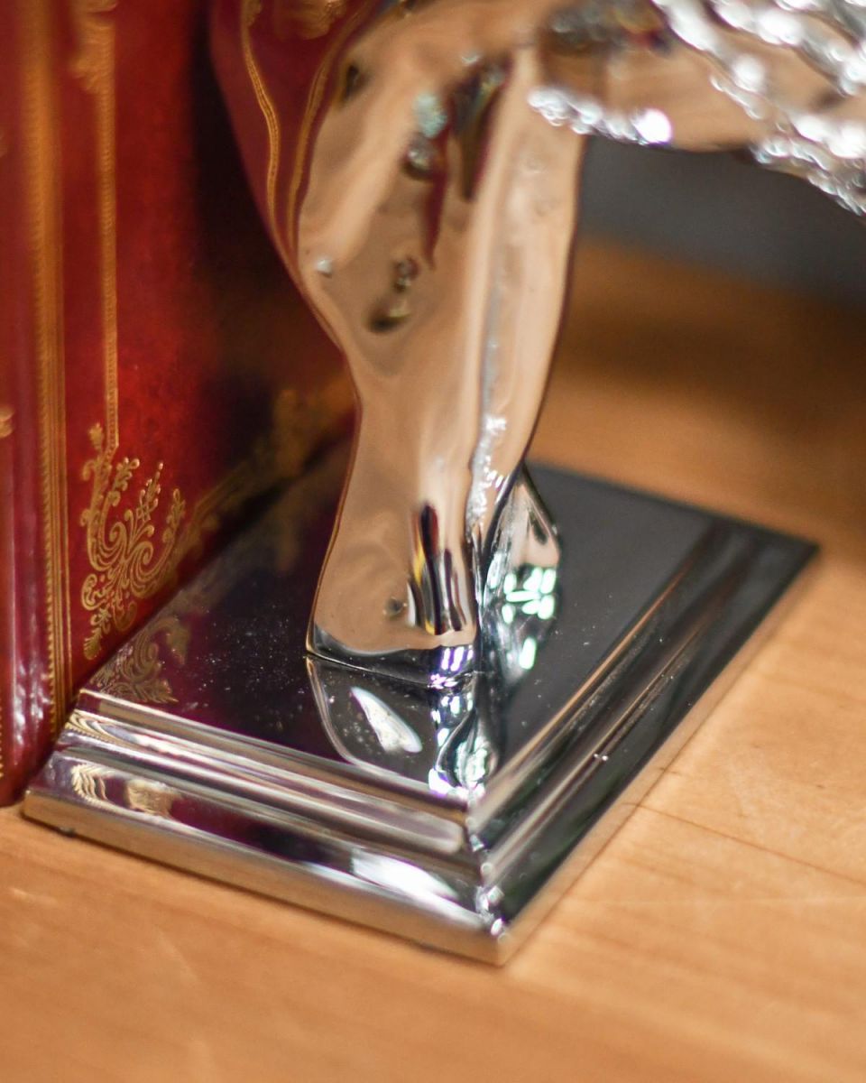 Close-Up of Flat Base on Horse Head Bookend