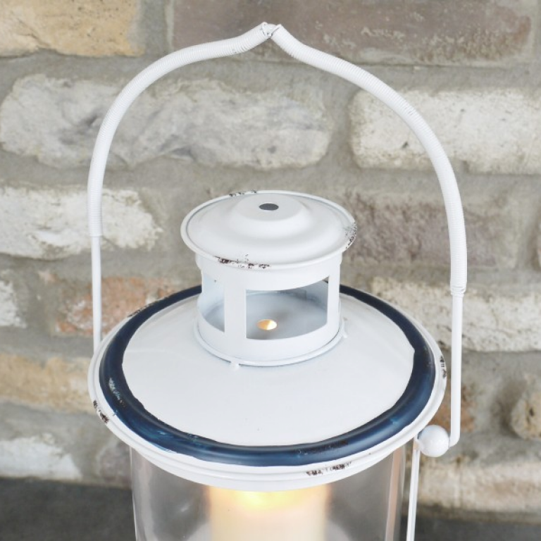 Handle suitable for carrying the candle holder