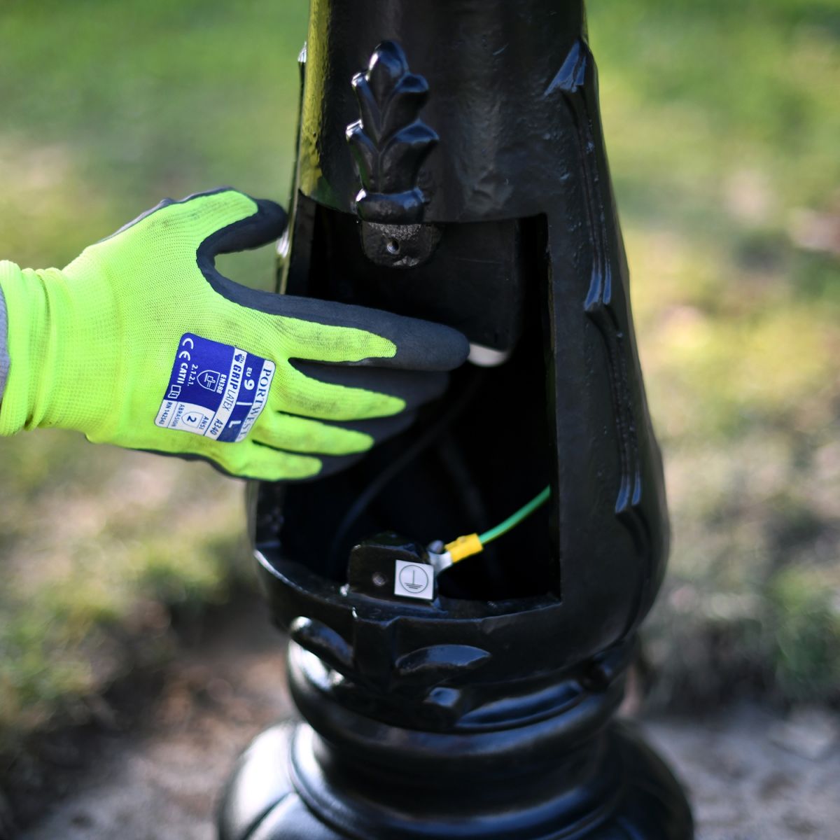 Large lamp post inspection chamber Large lamp post inspection chamber