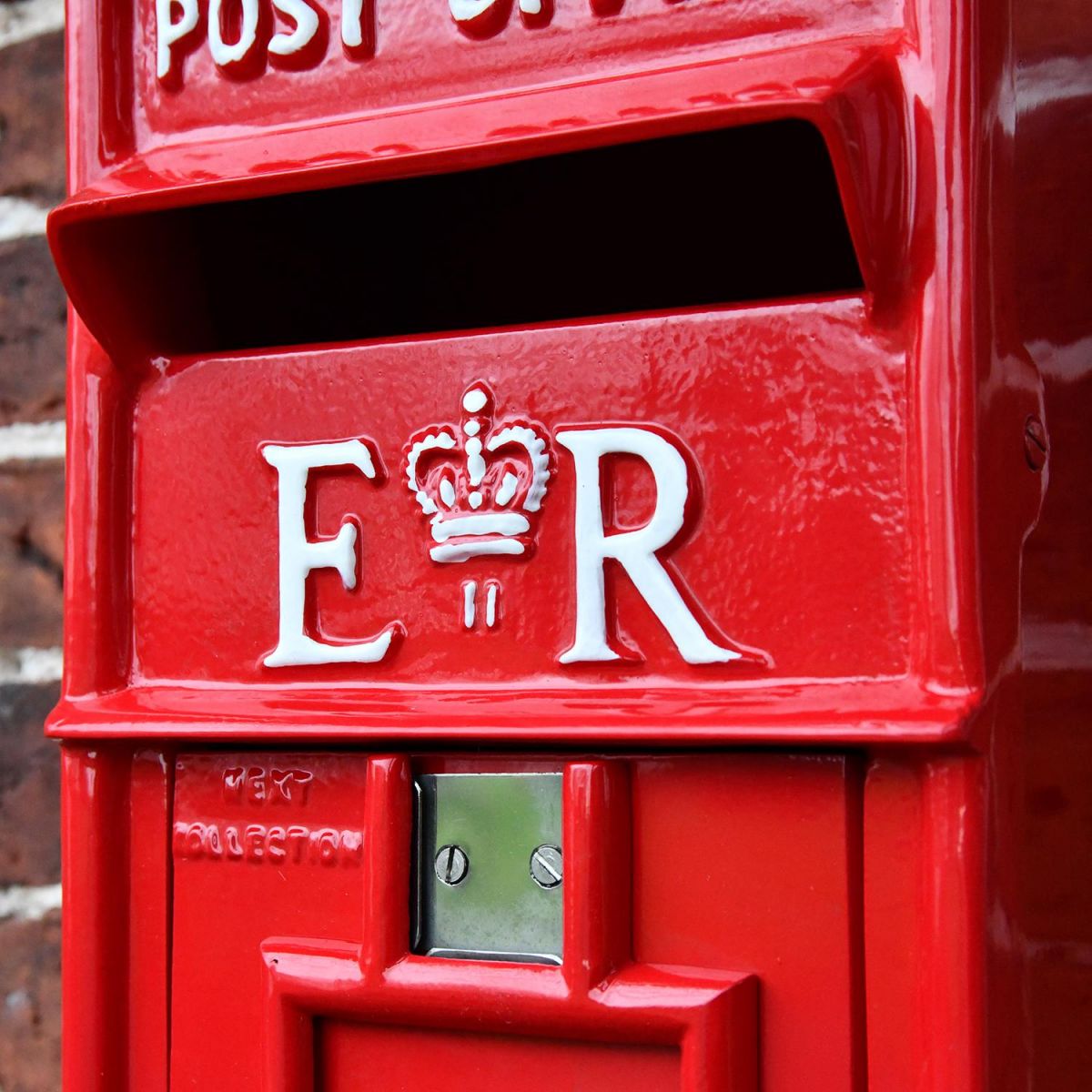 Close up of E II R lettering 