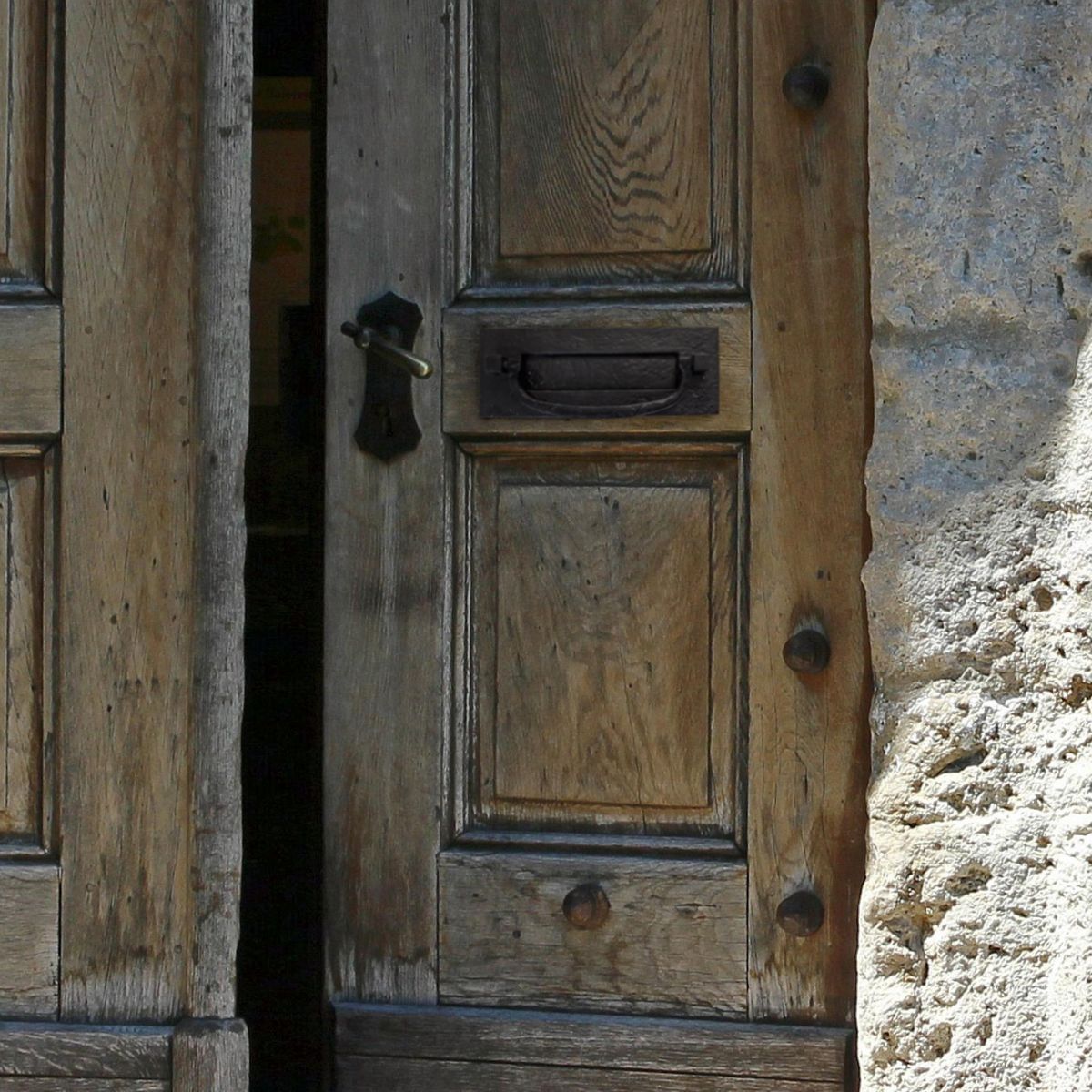 Norbrook Deluxe Cast Iron Letter Plate with Integral Knocker Norbrook Deluxe Cast Iron Letter Plate with Integral Knocker