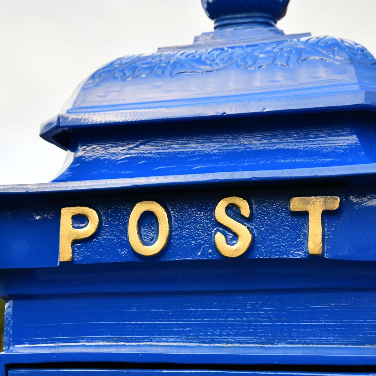 Close up of gold lettering on "POST" 