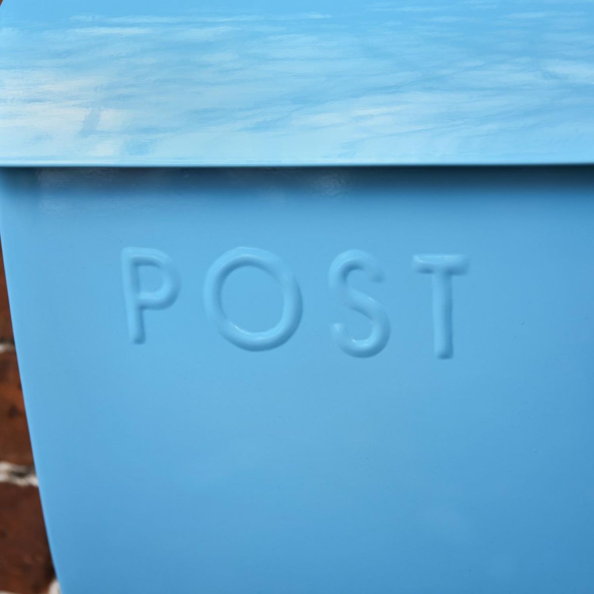 Close up of embossed "POST" 