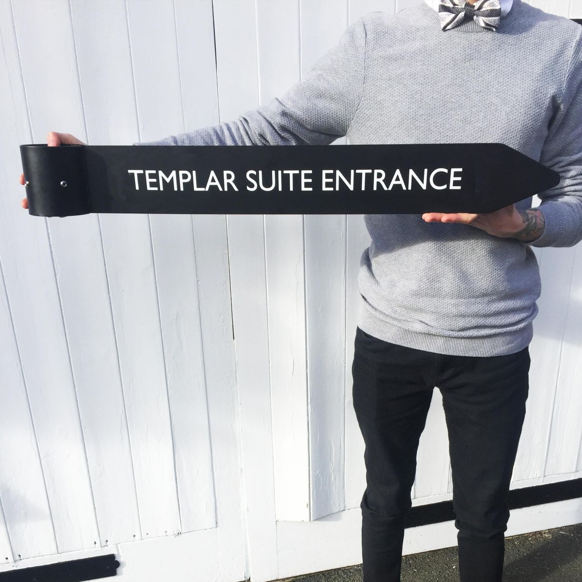 Arrow Directional sign - scale image