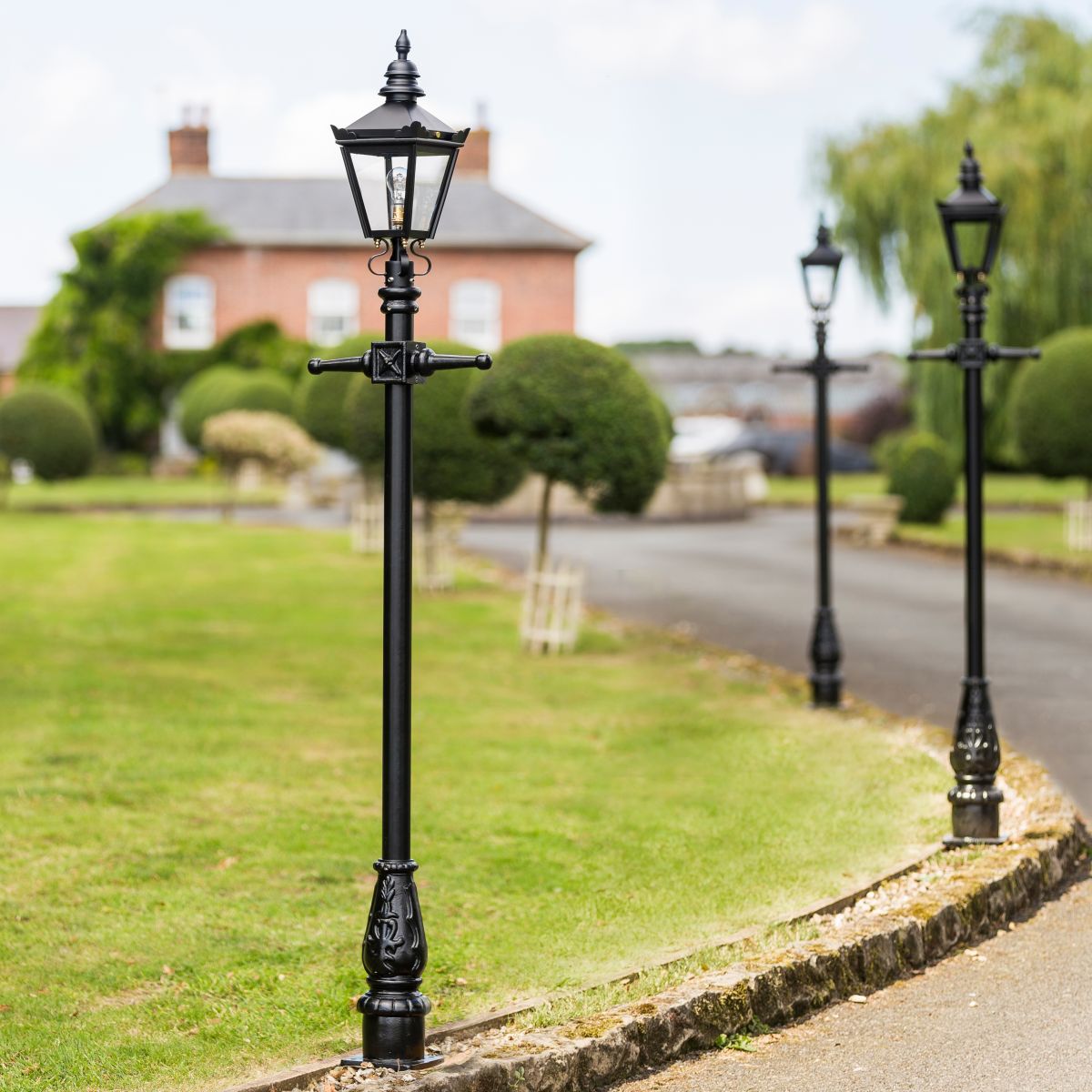 Harrogate Garden Lamp Post Set In Black