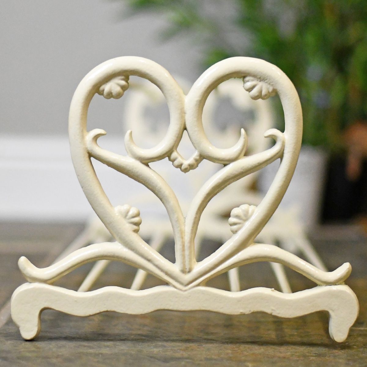 Loredana Heart Shoe Stand Detailing