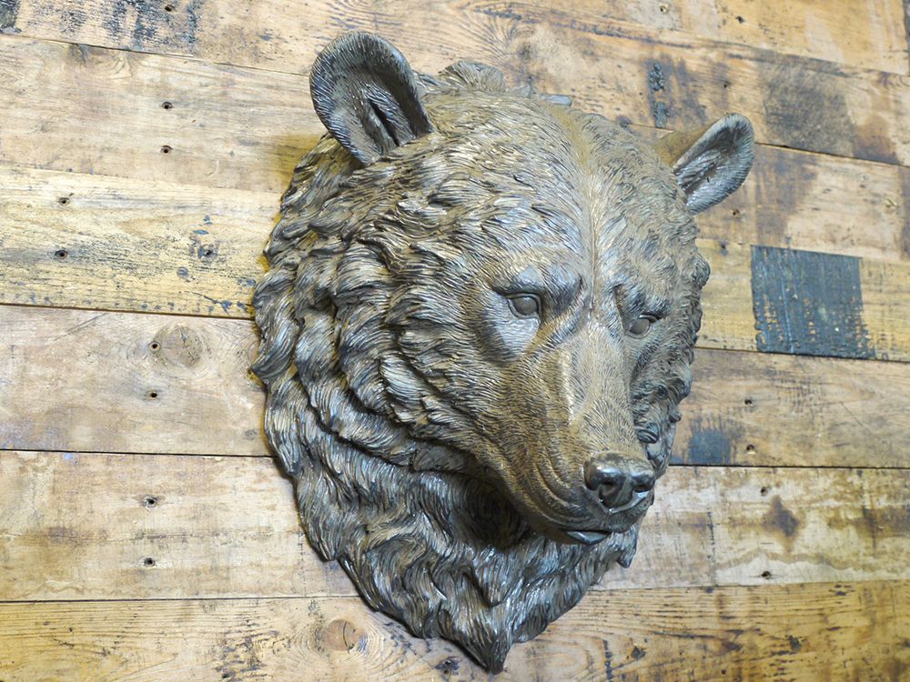 Side view of grizzly bear bust 
