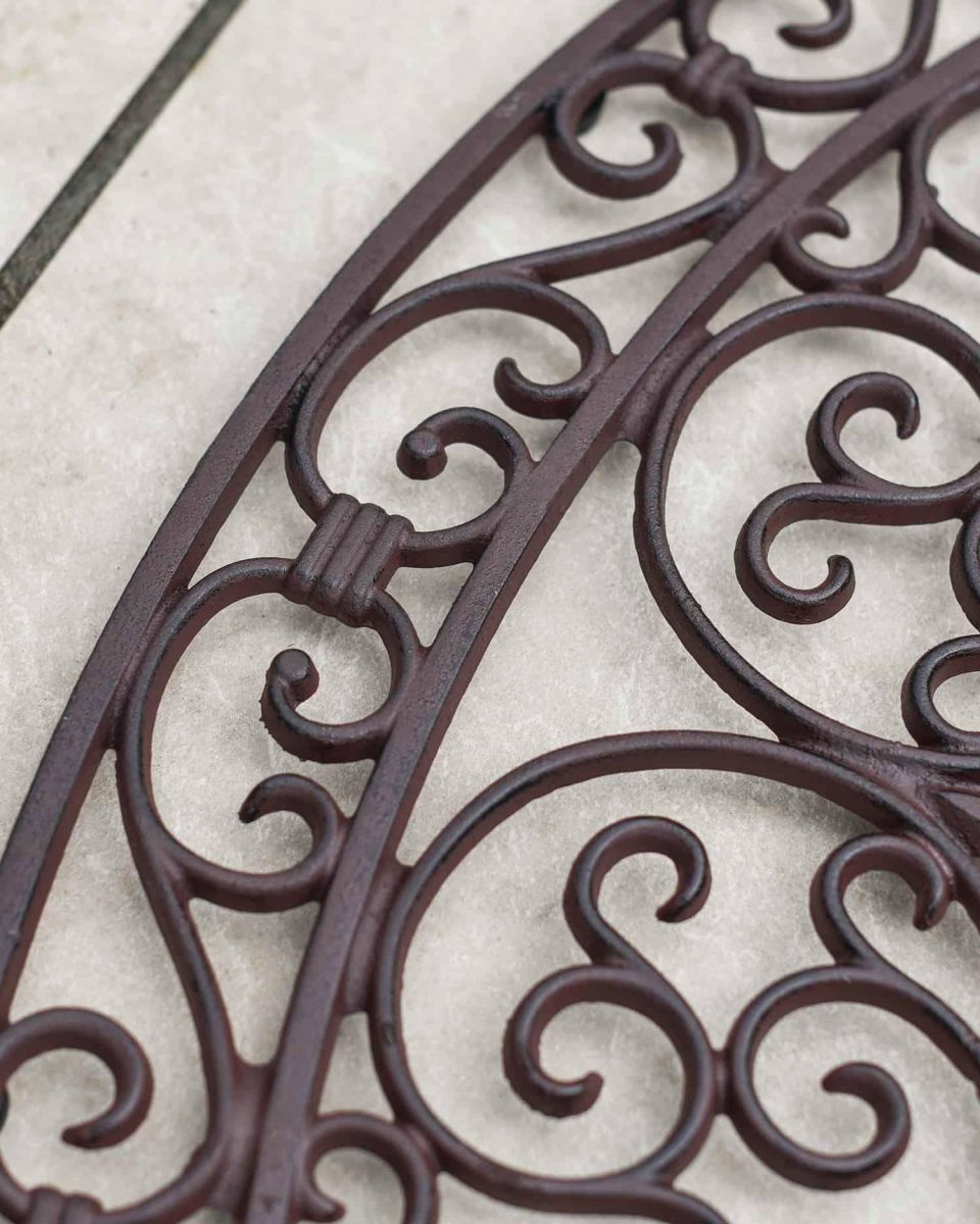 Close-Up of "Aureate" Pattern on Oval Doormat