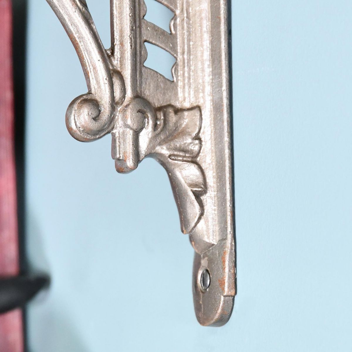 Natural Iron on the Cast Iron Shelf Bracket Natural Iron on the Cast Iron Shelf Bracket