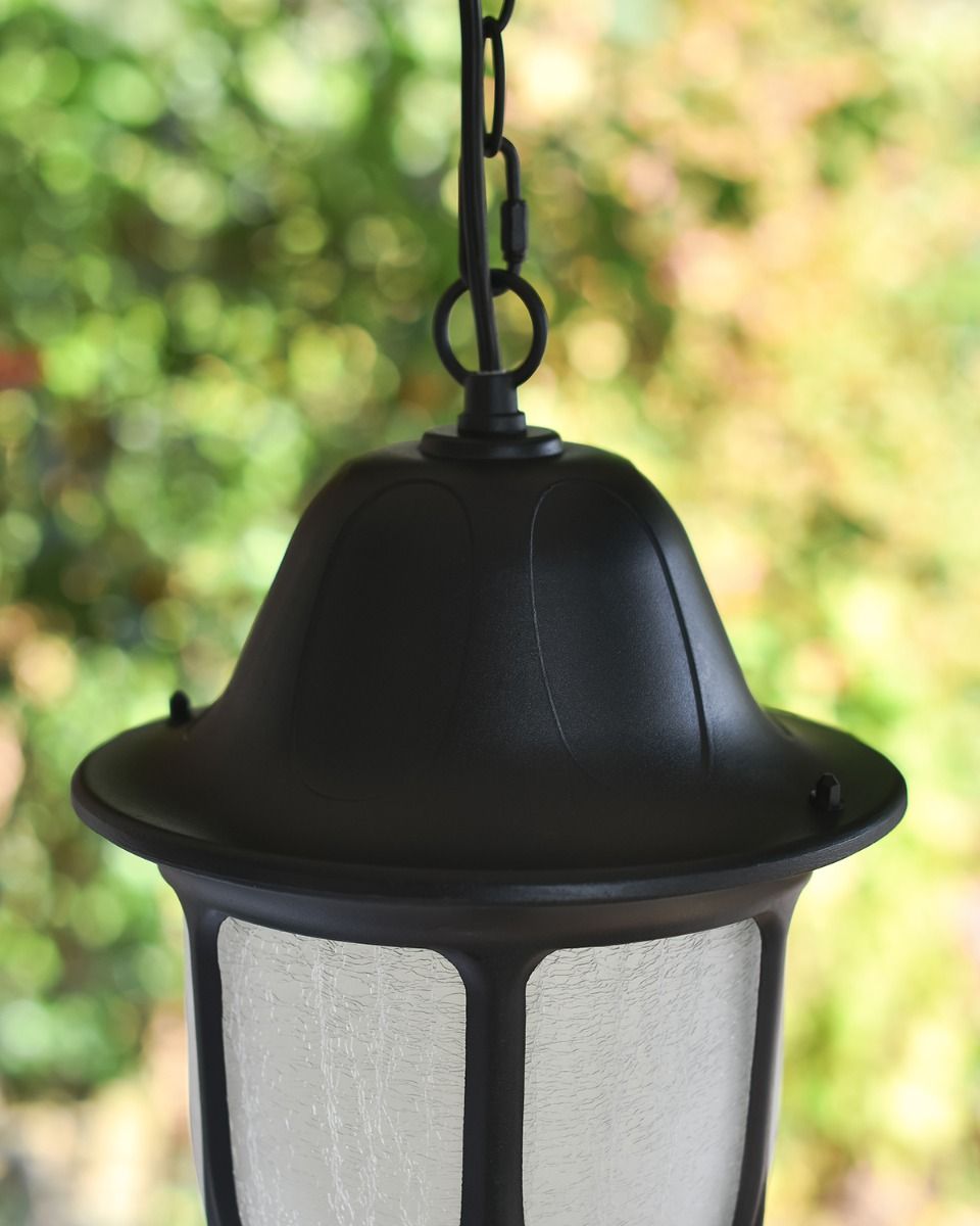 Traditional Design on the "Oakham" Chain Hanging Porch Light