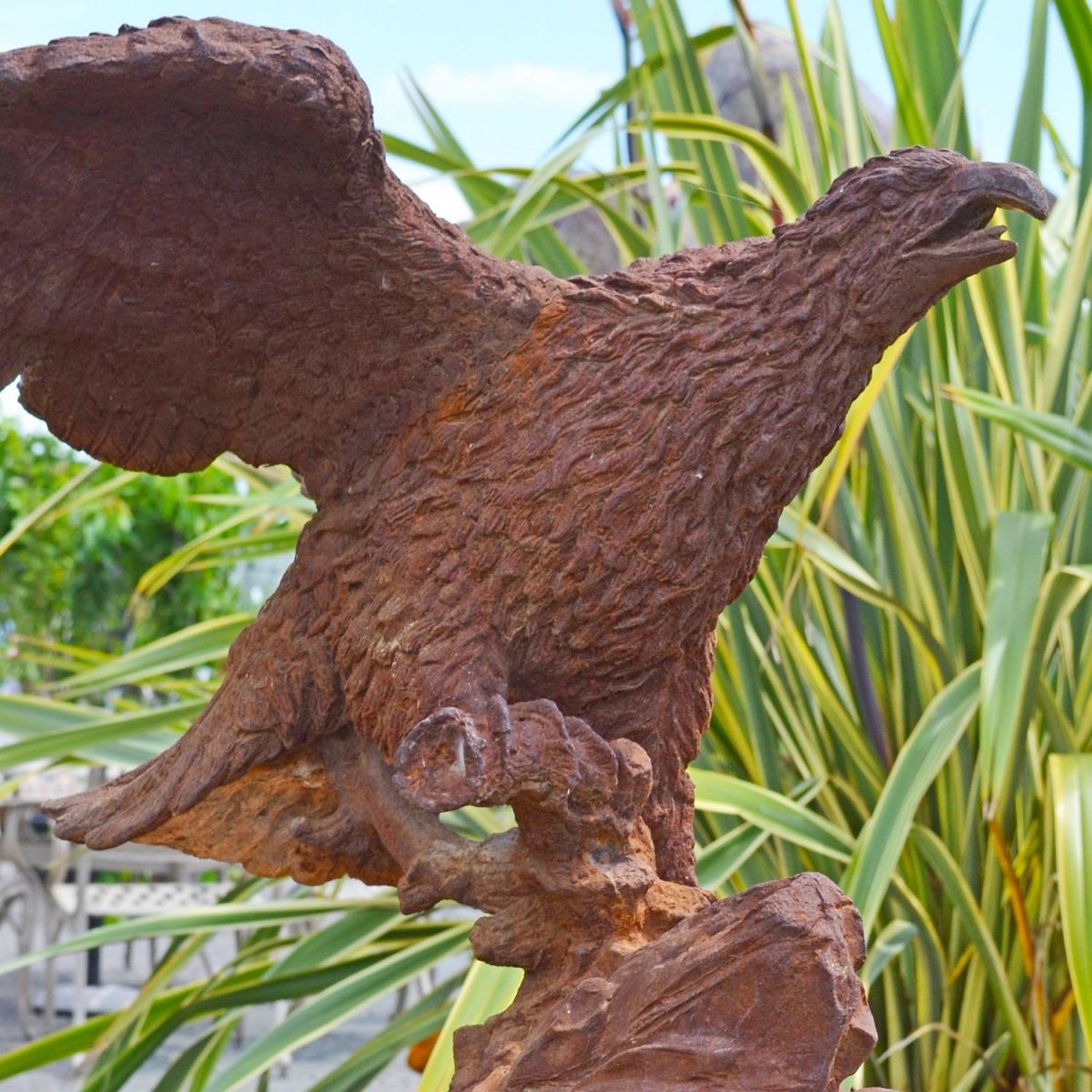 Side view of "Aquilae" Sculpture 