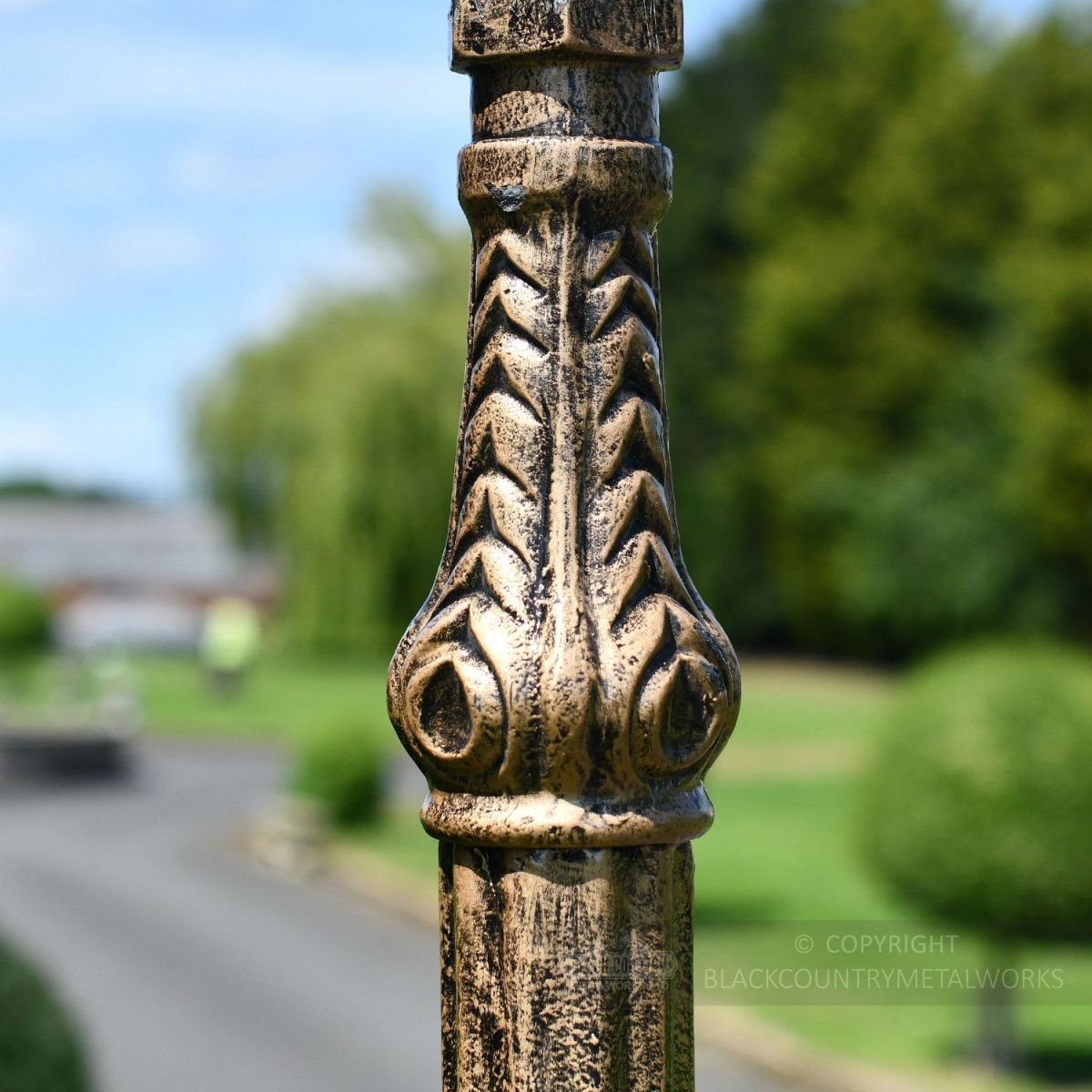 Ribbed Detailing on ornate gold lamp post column