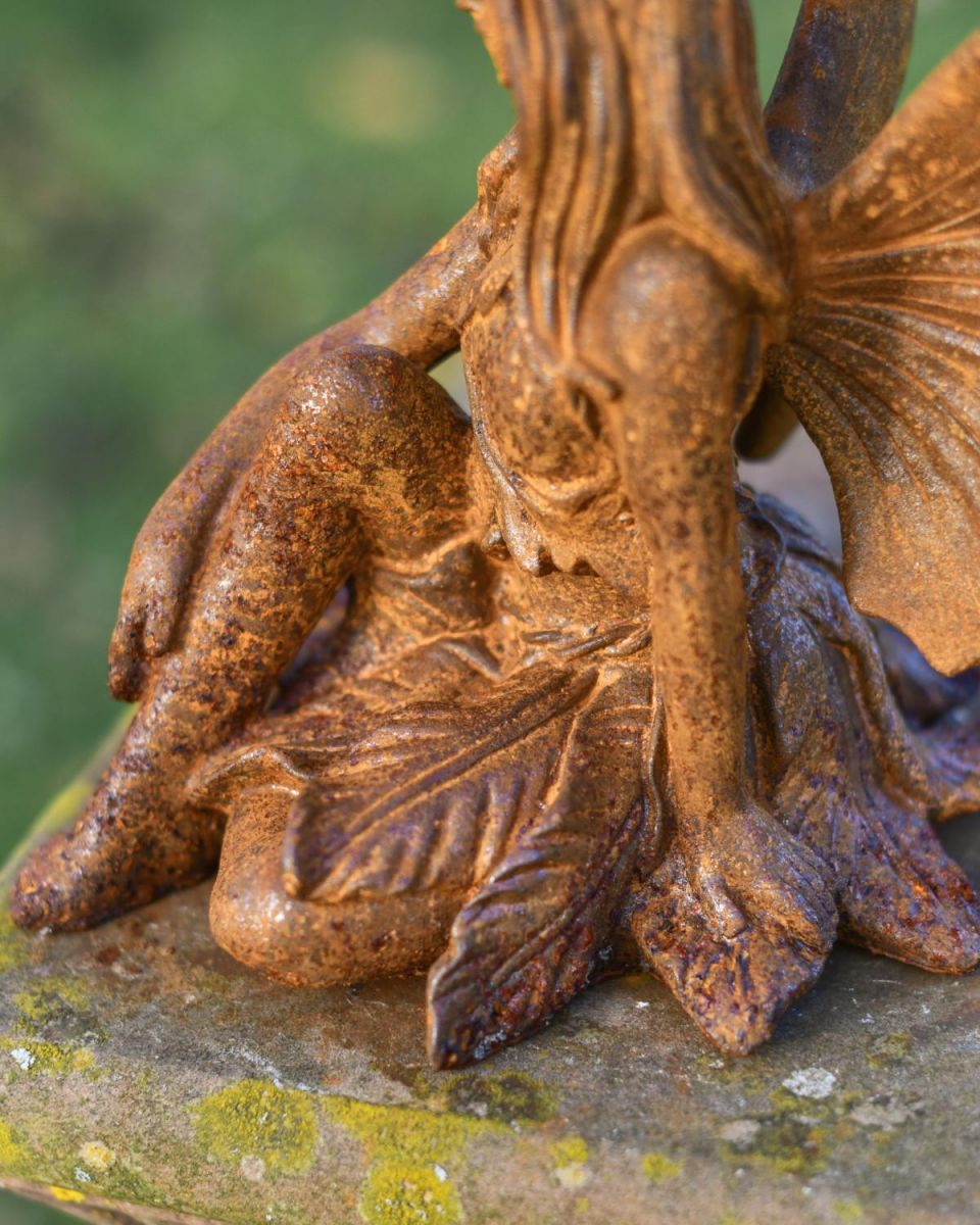 Close-Up of Freestanding Base and Stunning Design