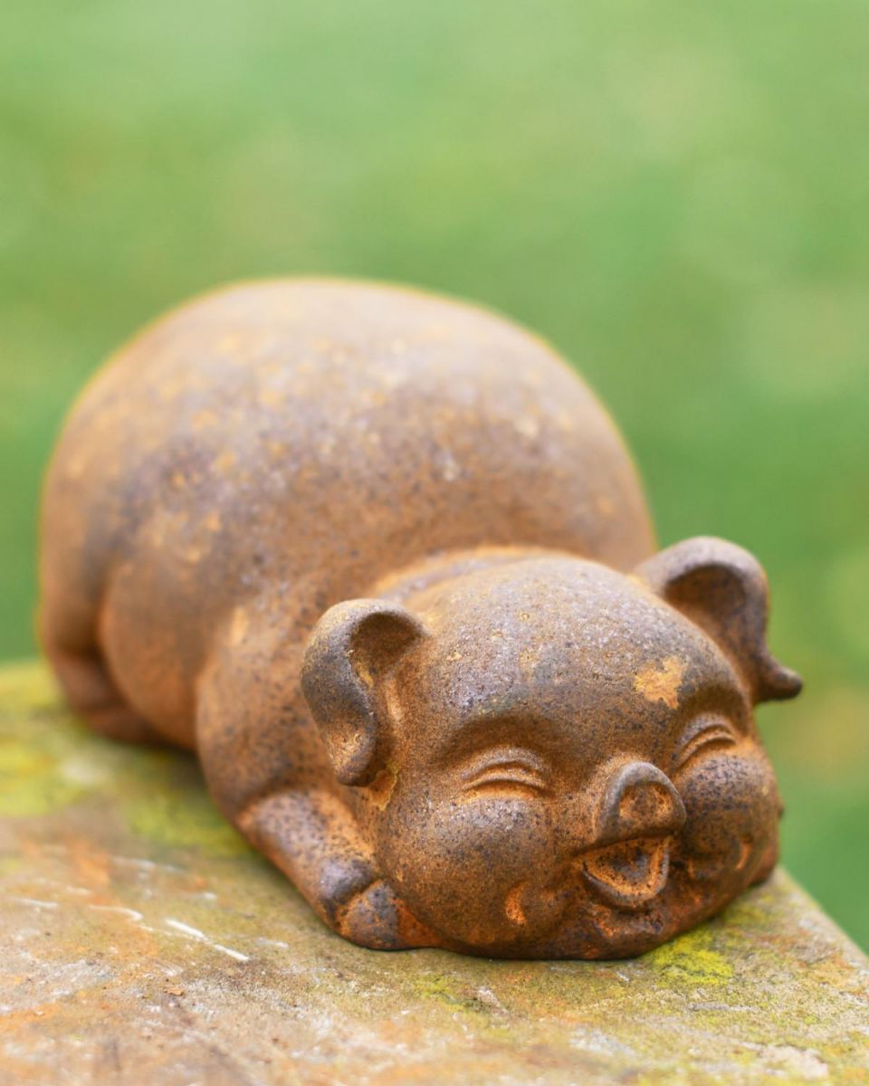 Rustic Cast Iron Rounded Lying Pig Garden Sculpture Rustic Cast Iron Rounded Lying Pig Garden Sculpture