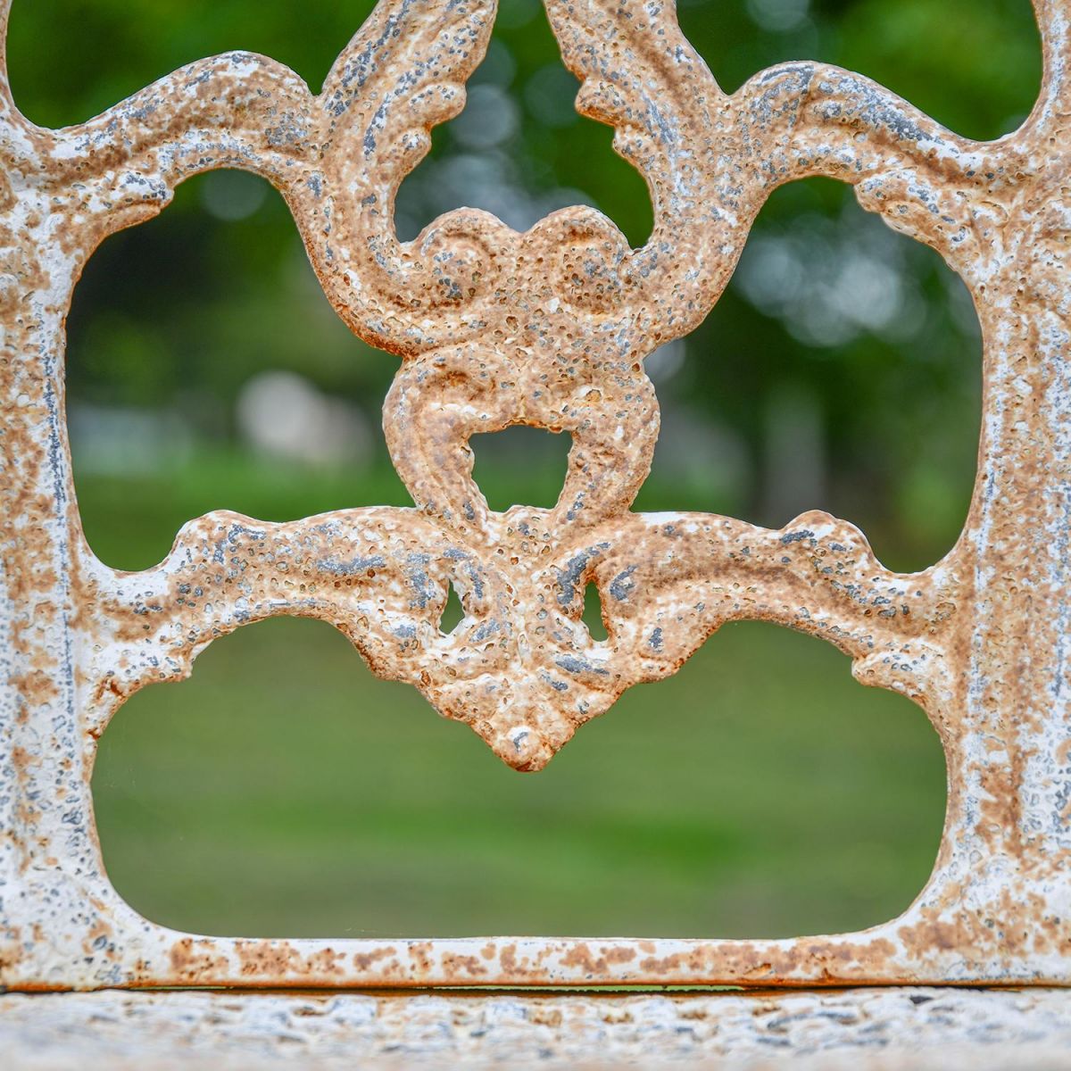 Close-up of the Rustic Cream Finish