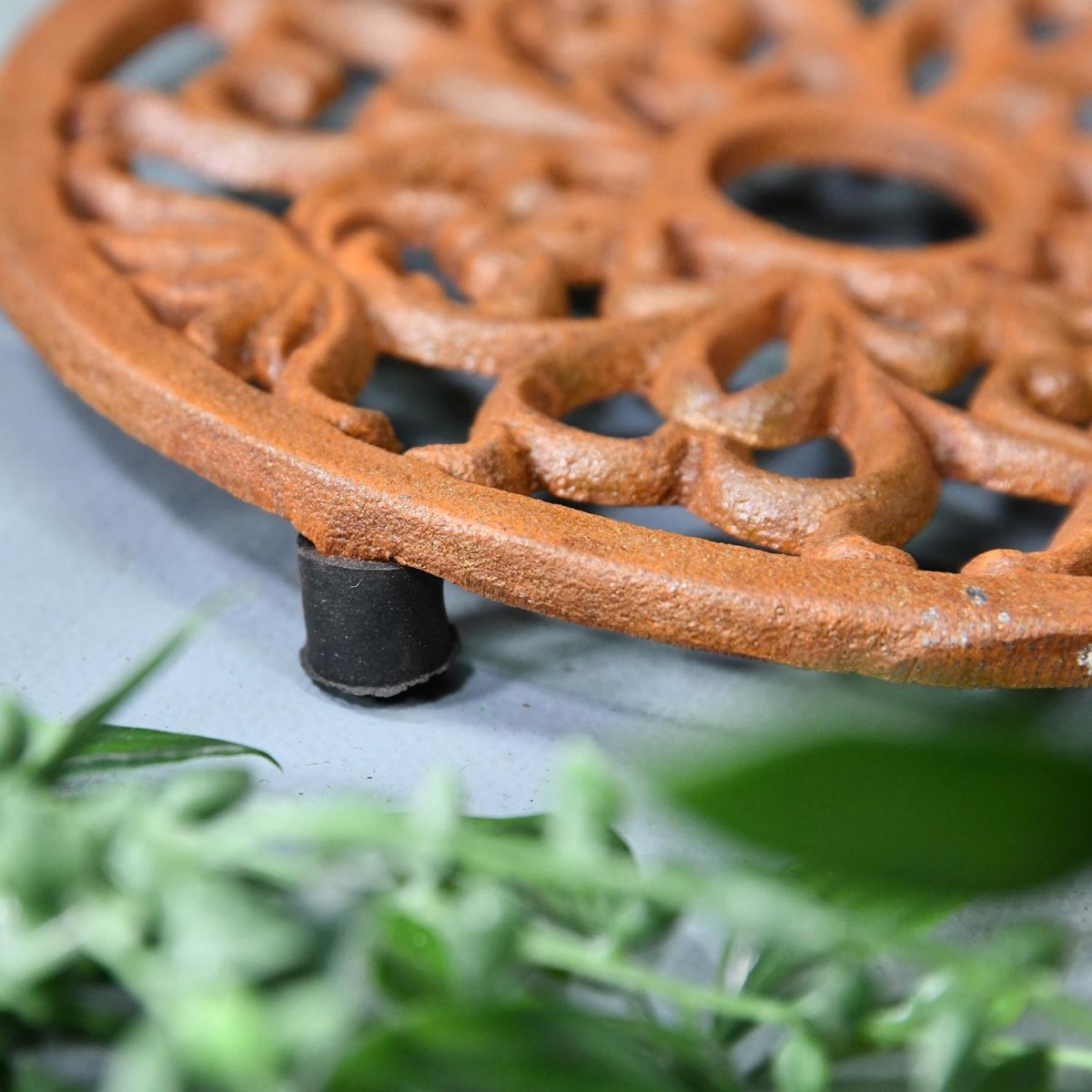 Close-up of the feet on the Rustic Heavy Duty Cast Iron Round Trivet