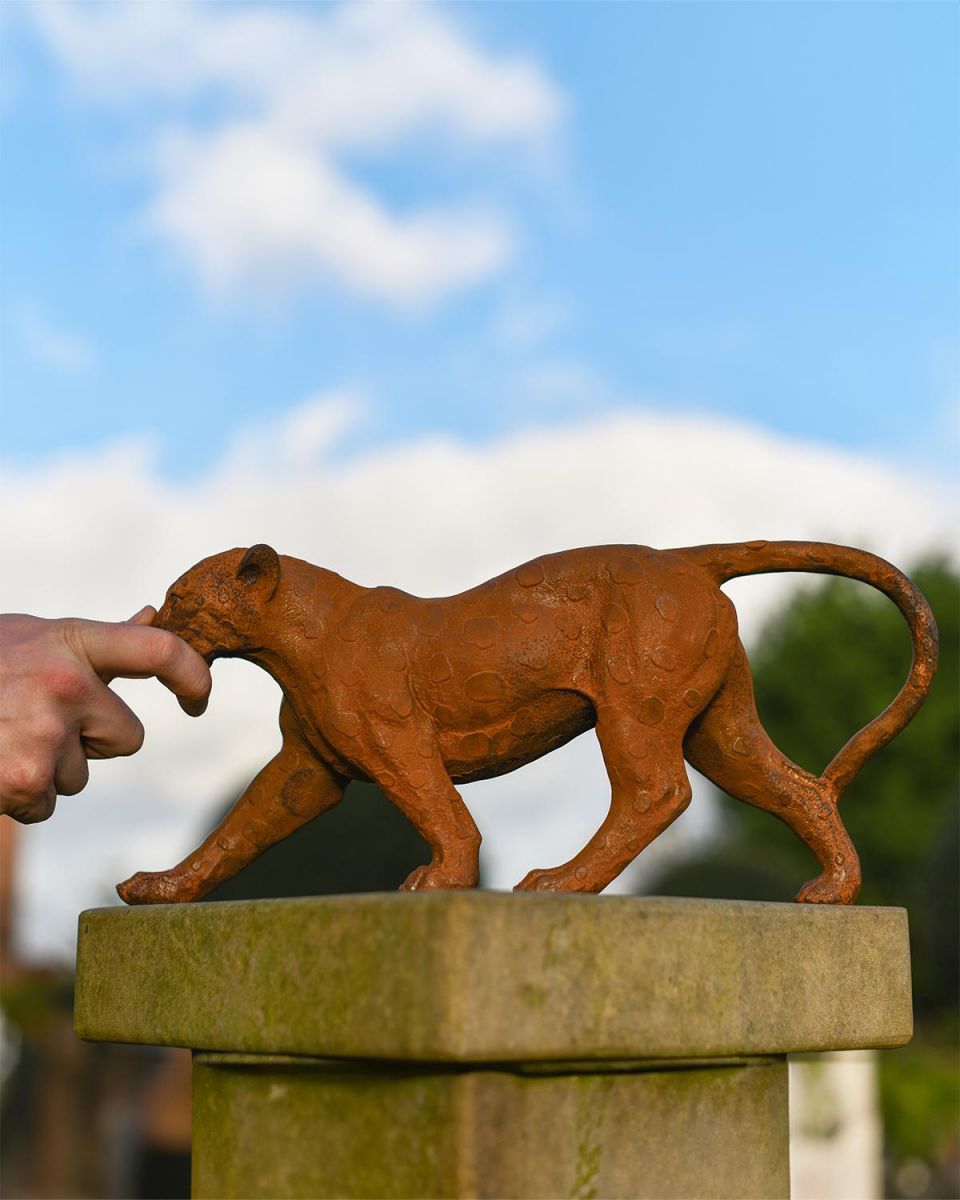 Rustic Leopard Garden Sculpture Scale Shot