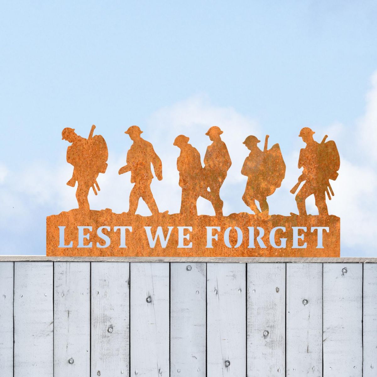 Rustic Memorial Fence Topper with Walking Soldiers "Lest We Forget" MotifRustic Memorial Fence Topper with Walking Soldiers "Lest We Forget" Motif