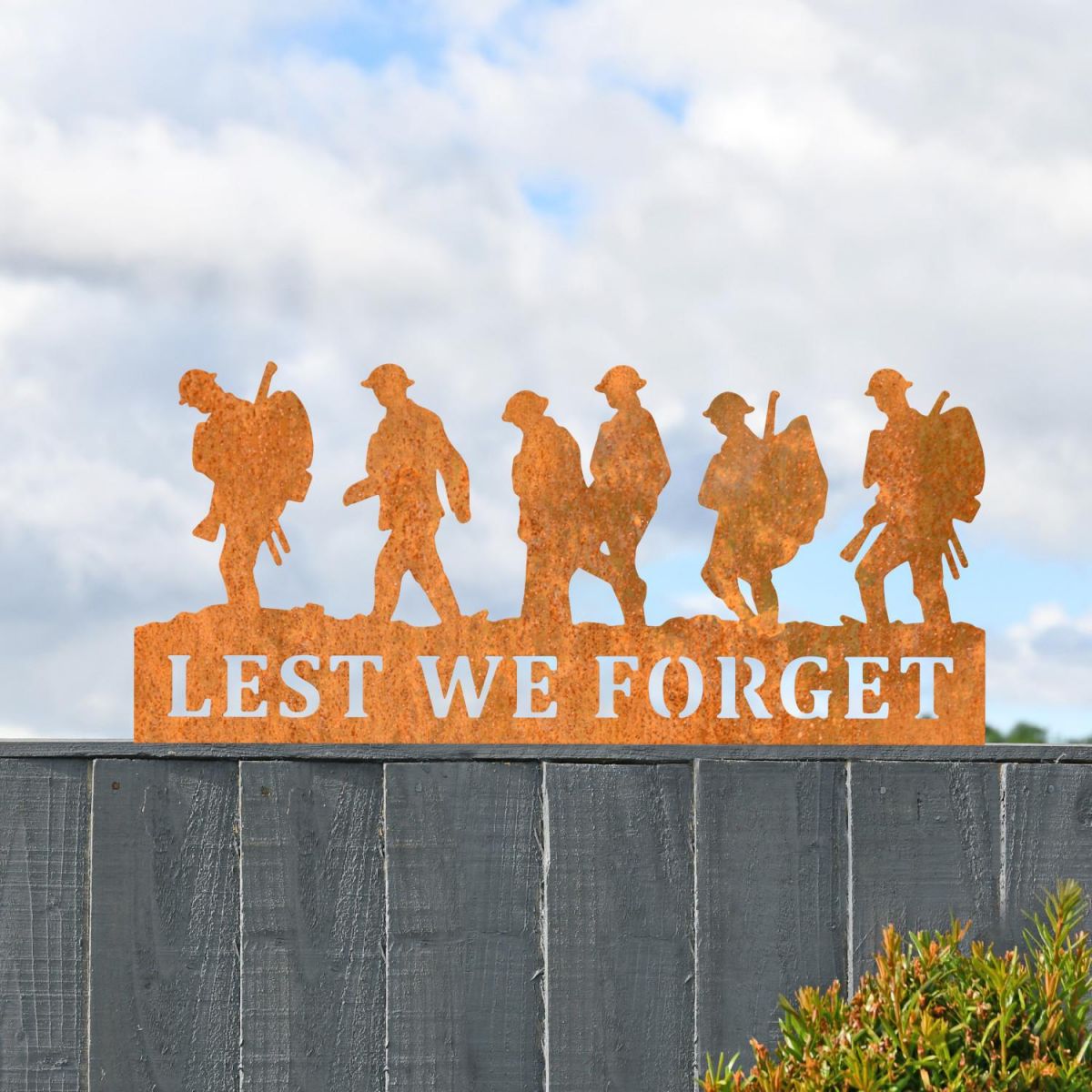 Rustic Memorial Fence Topper with Walking Soldiers "Lest We Forget" Topper