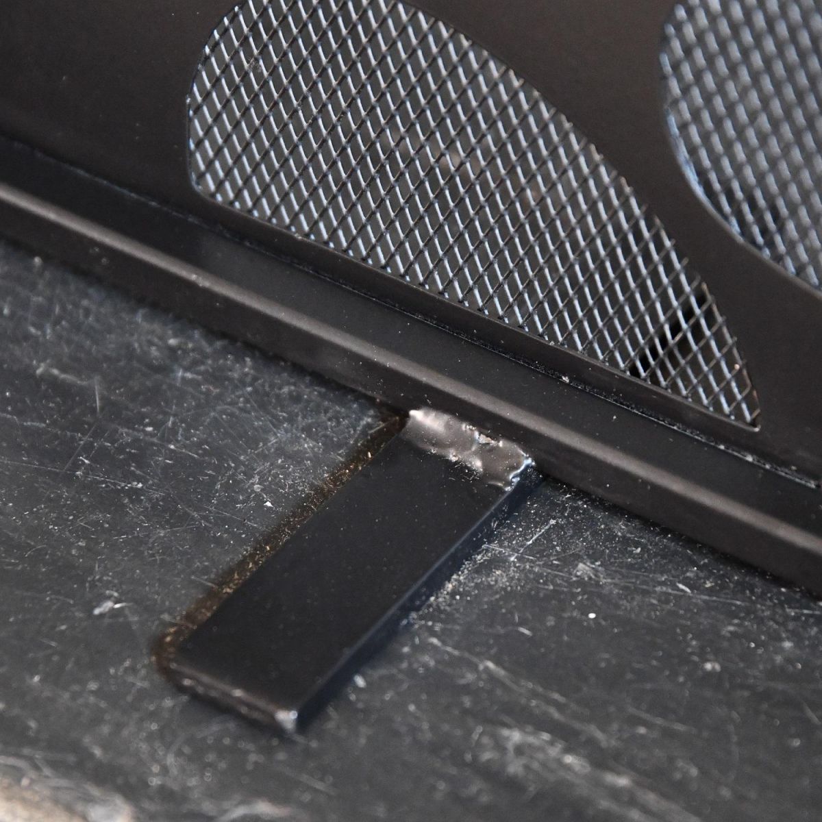 Close up of integrated fire screen feet Close up of integrated fire screen feet