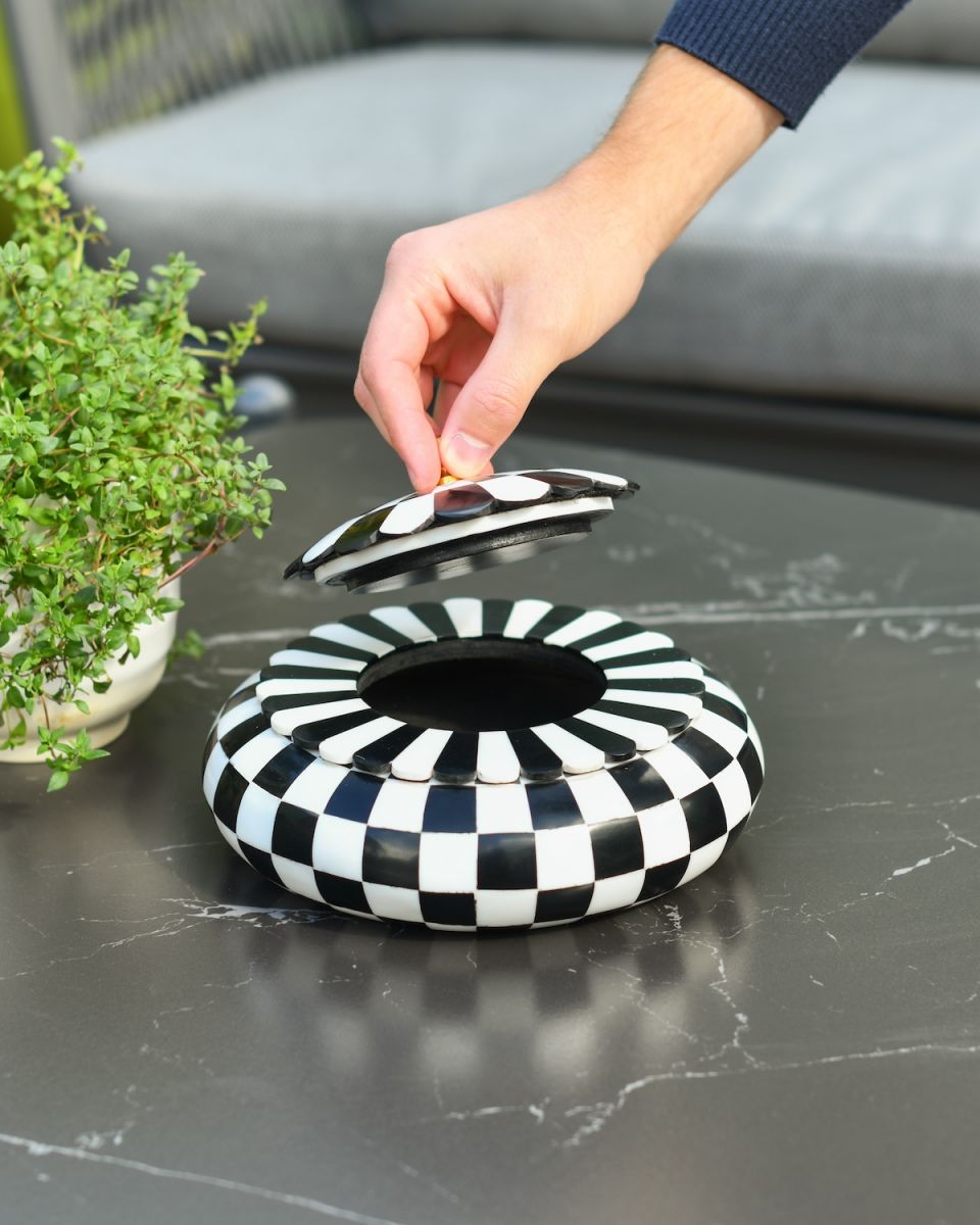 Scale image of checkerboard jewellery box Scale image of checkerboard jewellery box