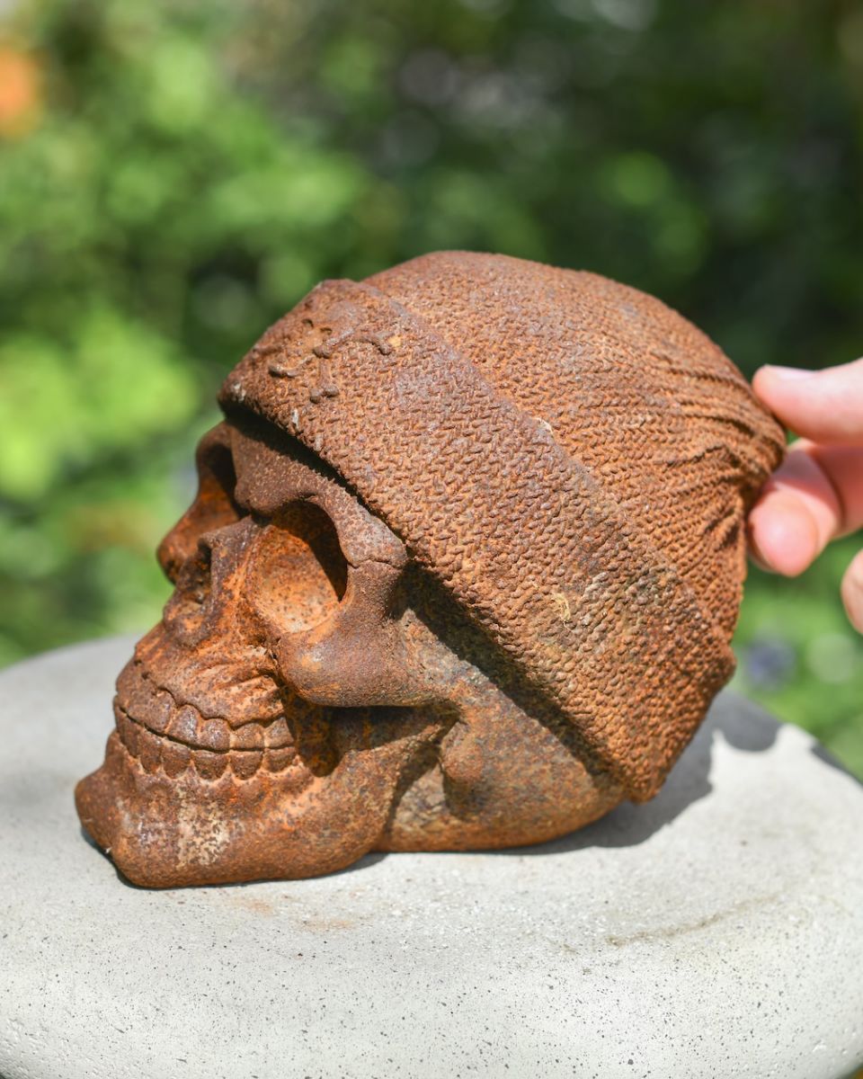 Scale image of cast iron patio sculpture 