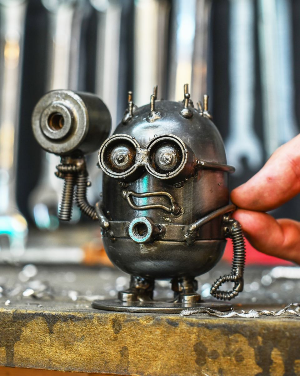 Scale image of recycled metal art sculpture Scale image of recycled metal art sculpture