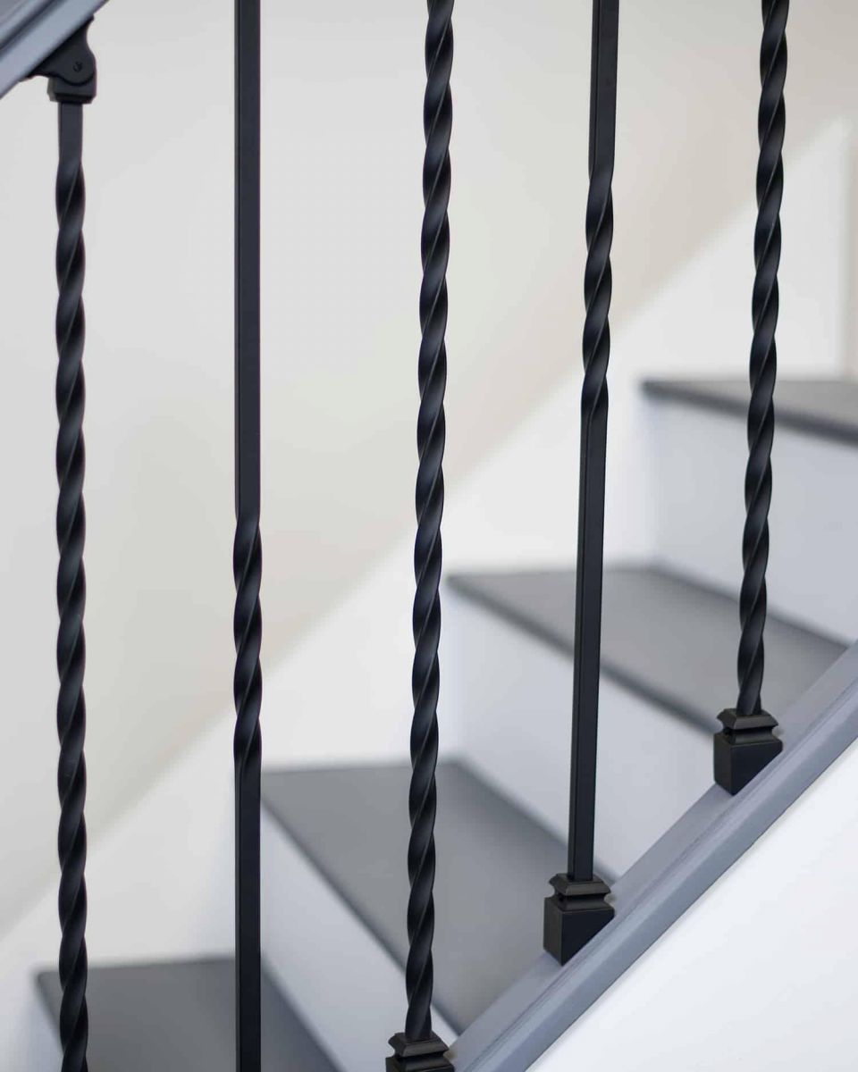 Close-Up of Alternating Single & Double Twist Stair Spindles Pattern 15