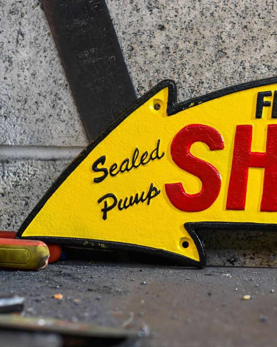 Close up of Shell Arrow Classic Vintage Style Cast Iron Sign finish