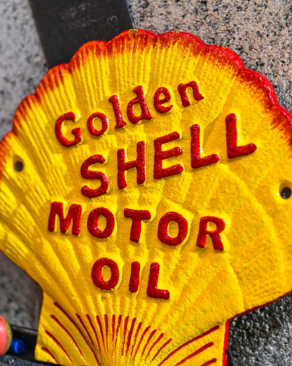 Close up of Shell Vintage Style Cast Iron Sign finish Close up of Shell Vintage Style Cast Iron Sign finish