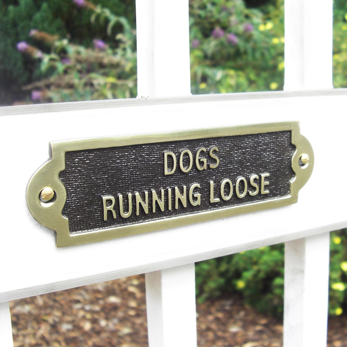 Dogs running loose sign in situ