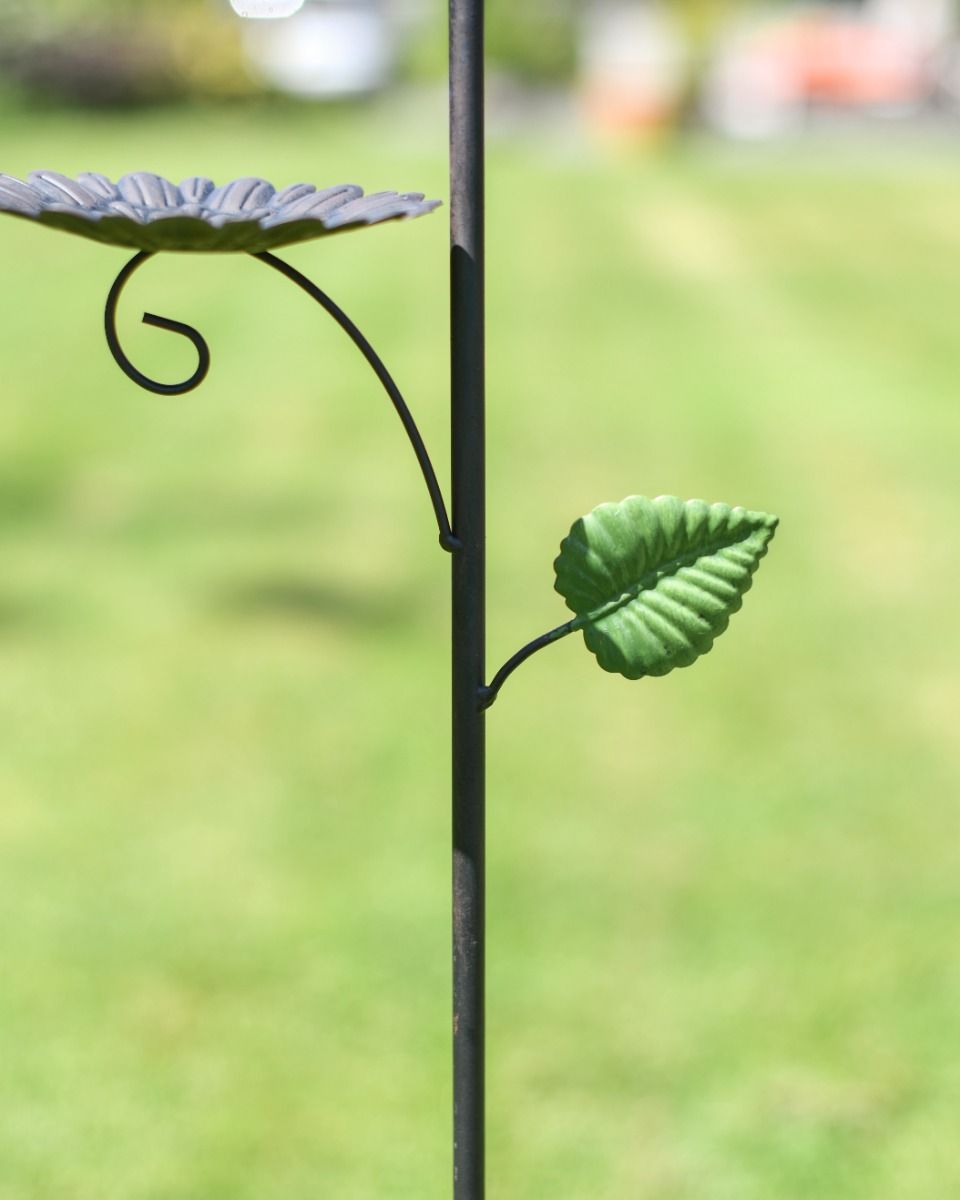 Leaf and Sunflower Design on Garden Spike Leaf and Sunflower Design on Garden Spike