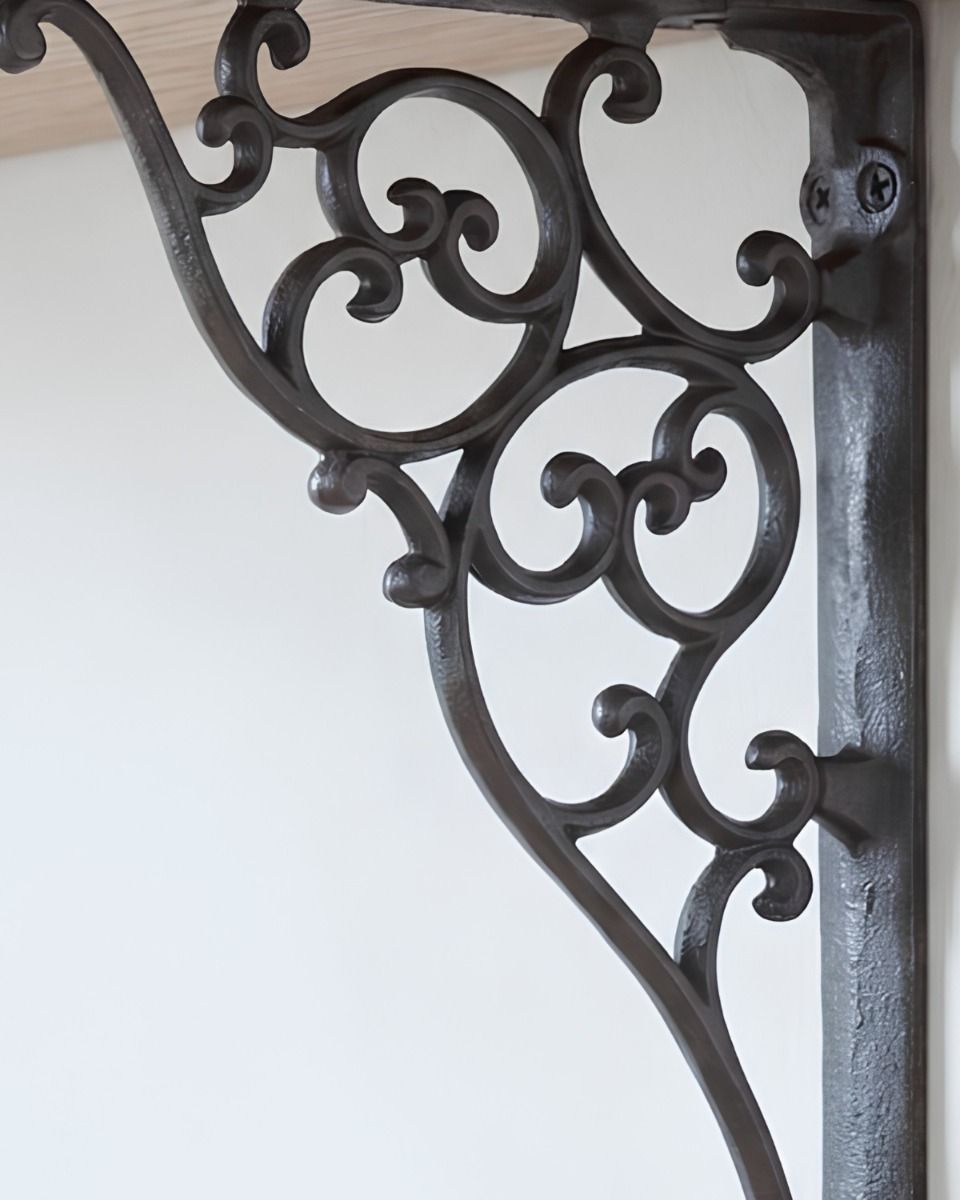 The 27.5cm x 20.5cm Cast Iron Ornate Scroll Shelf Bracket Showing a Close up of the Scrollwork