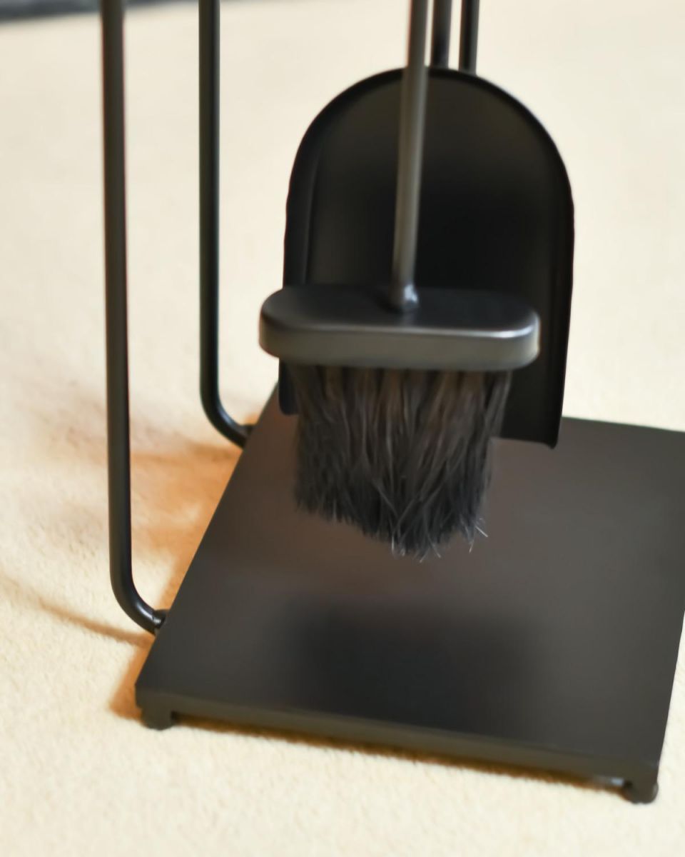 Close Up Of "The Turville" Three Piece Companion Set Brush