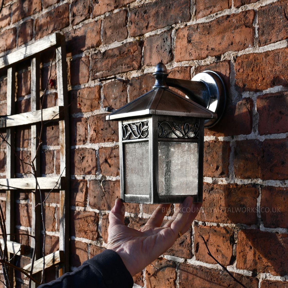 Scale of the "Thetford" Traditional Wall Lantern 