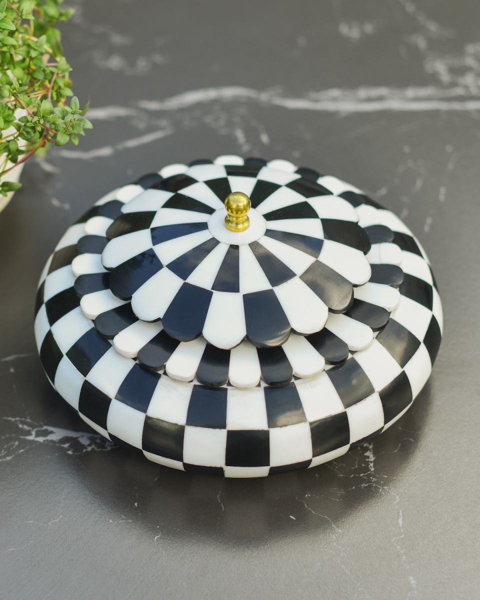 Top view of scalloped edge checkerboard trinket box Top view of scalloped edge checkerboard trinket box