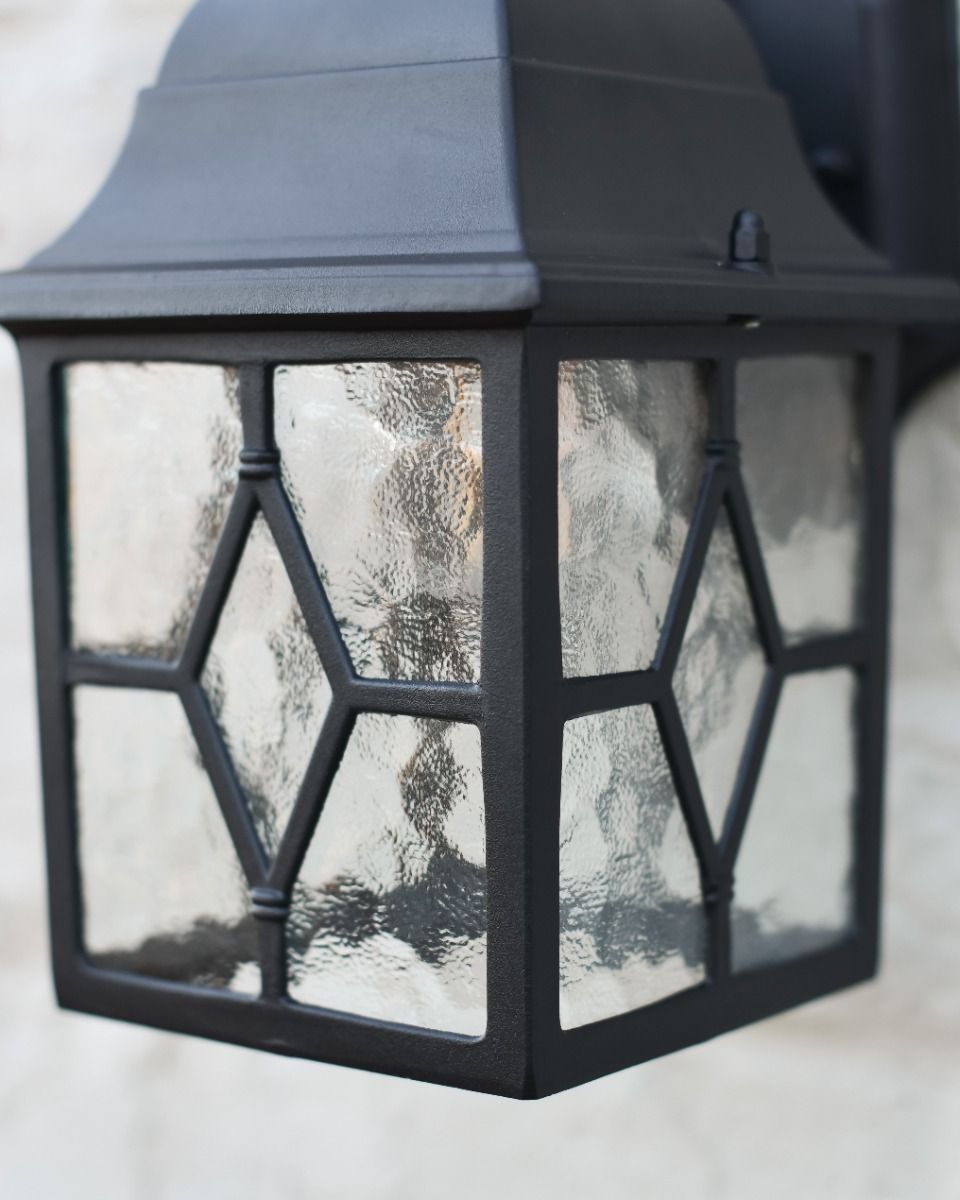 Traditional Cast Aluminium "Bisham" Wall Mounted Lantern Glass Detail