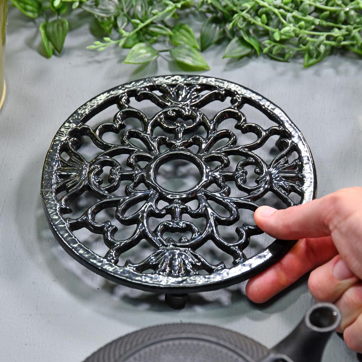 Black Heavy Duty Cast Iron Round Trivet to Scale