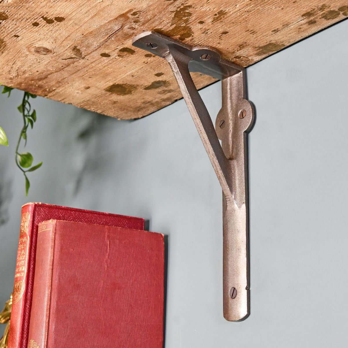 Simplistic Iron Bracket in Full  Simplistic Iron Bracket in Full