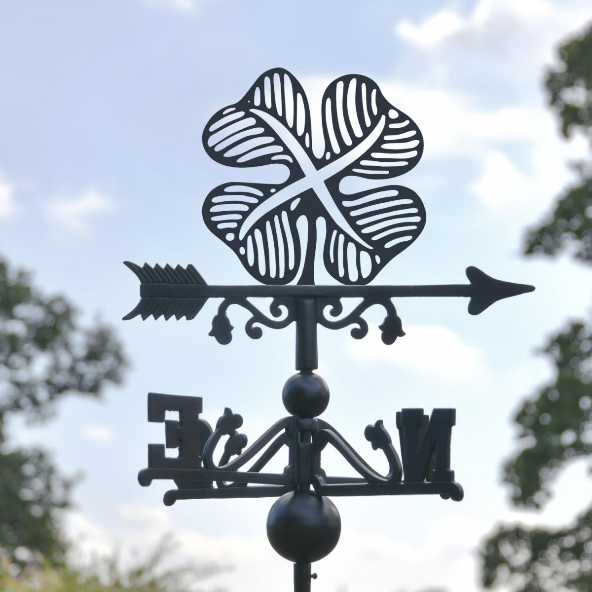 Close-Up of Celtic Clover Topper