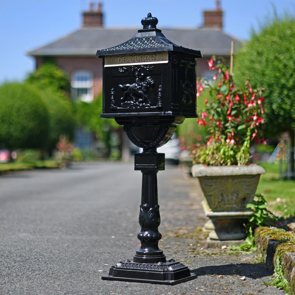 Freestanding driveway secure post box