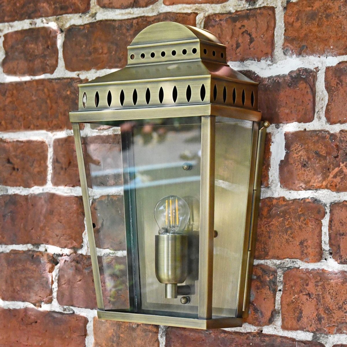 Antique Brass Georgian Manor Simplistic Brass Wall Light