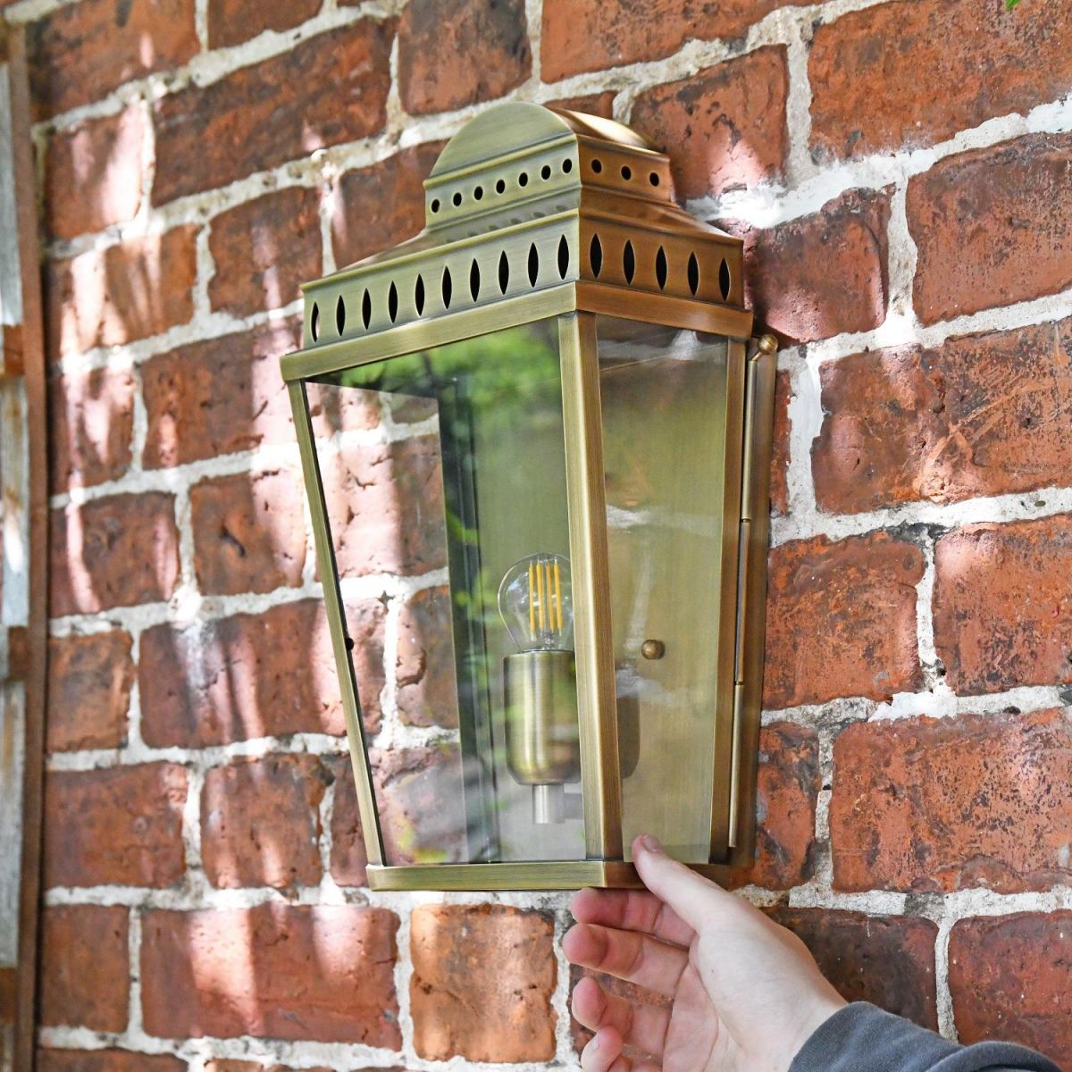 Antique Brass Georgian Manor Simplistic Brass Wall Light in situ 