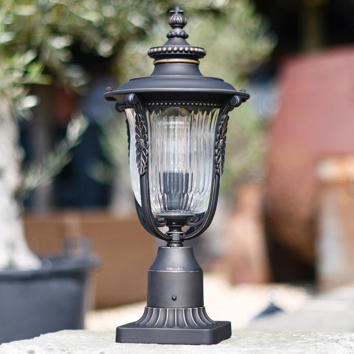 Beautiful detailed entrance pillar light