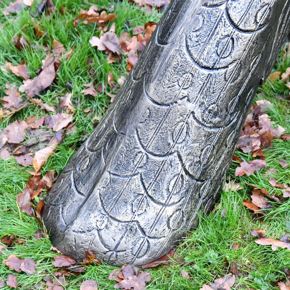 Close up of tail etching 