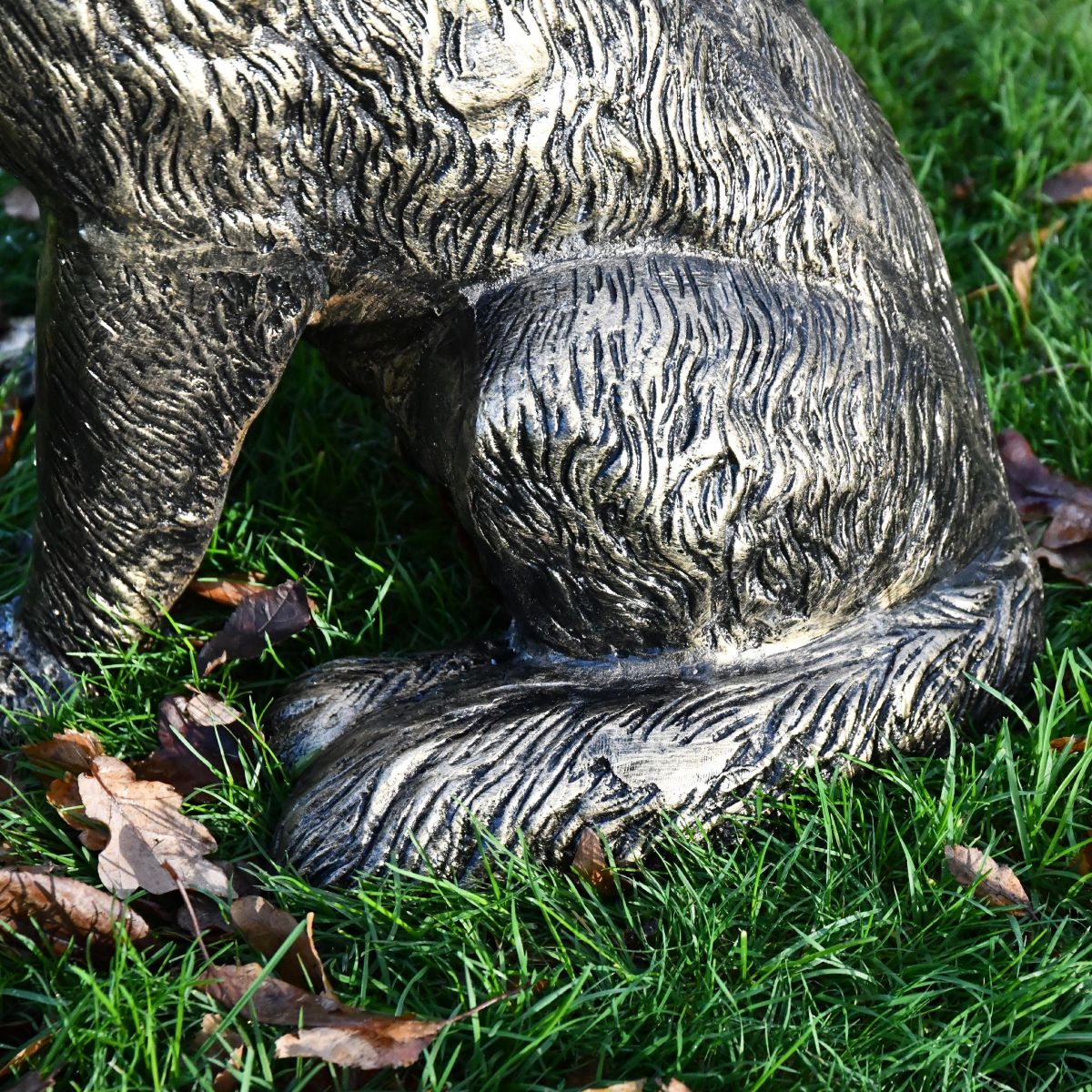 Close up of etching on hind legs and tail Close up of etching on hind legs and tail