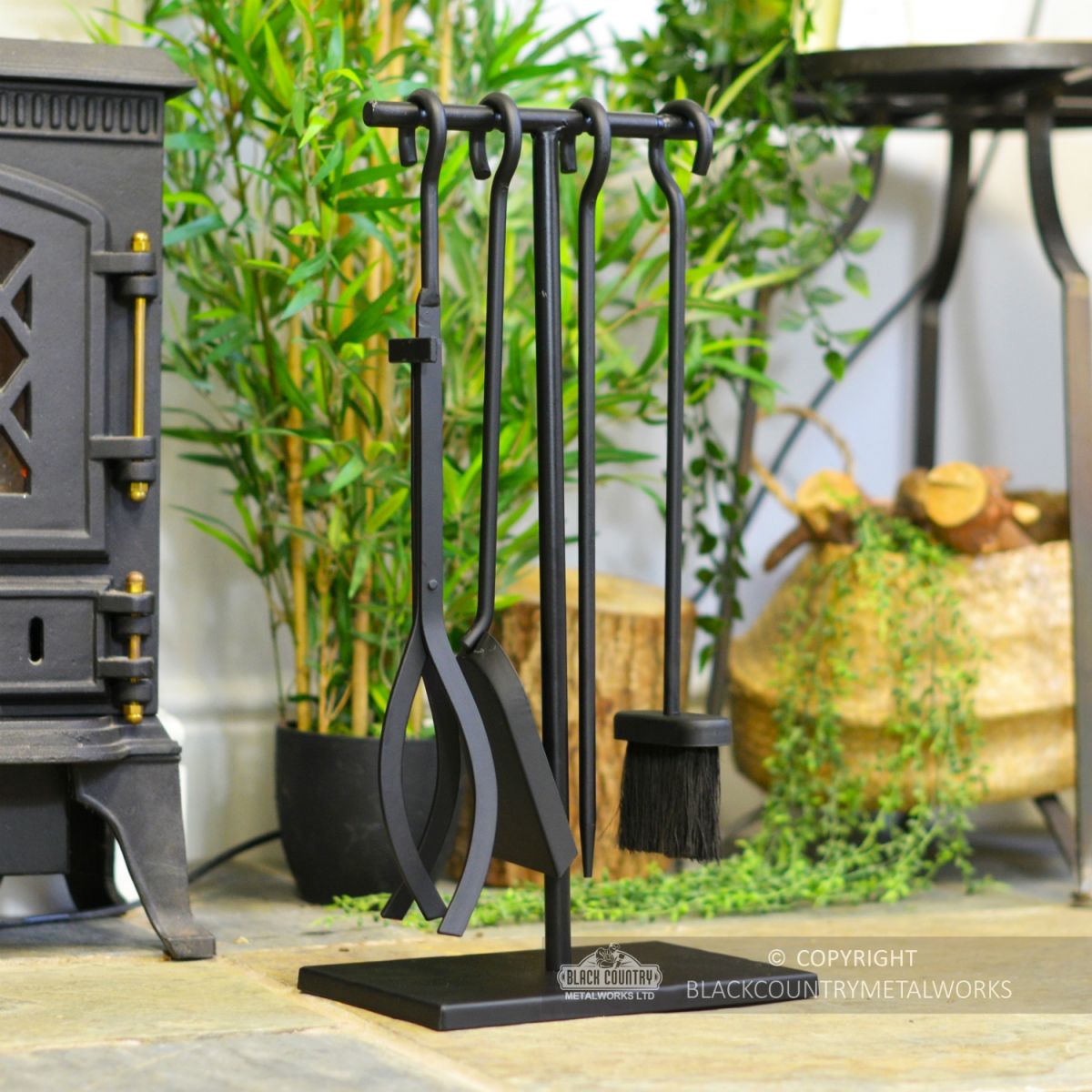 Black Simple Companion in Situ 