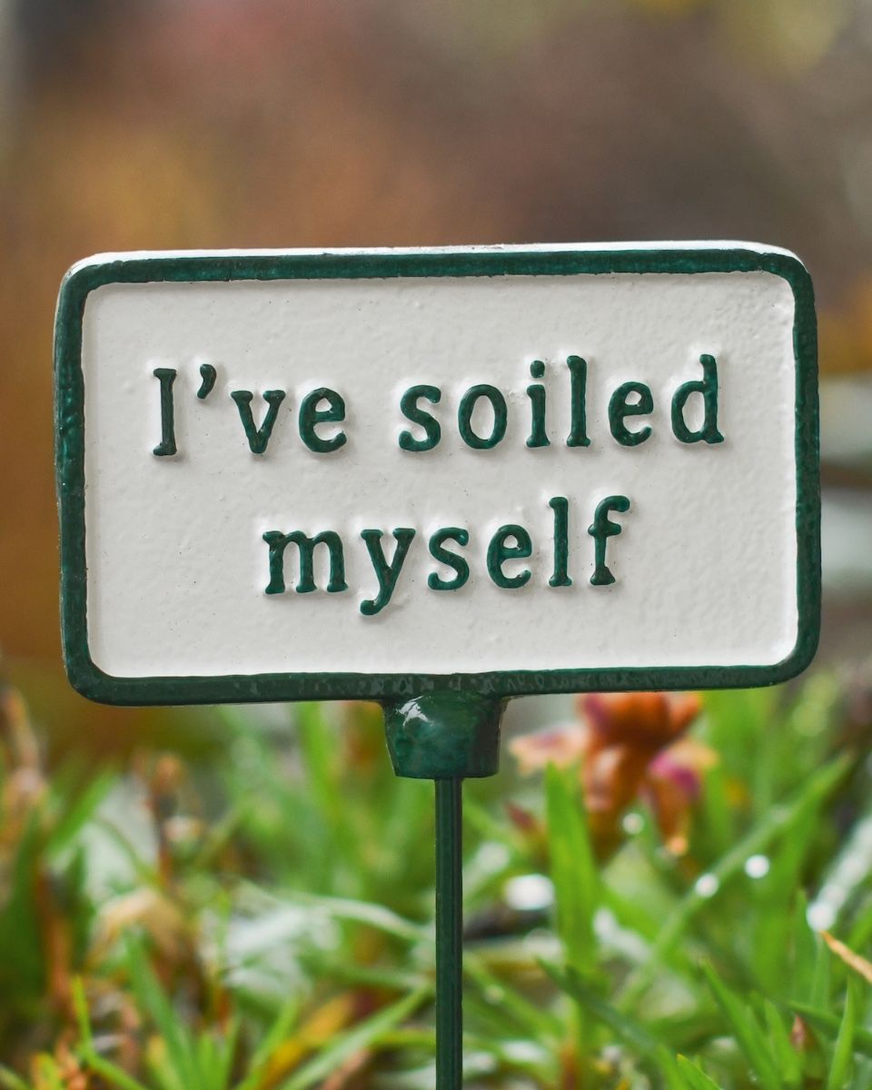 Witty Cast Iron Plant Pot Spike “I’ve Soiled Myself” close up 