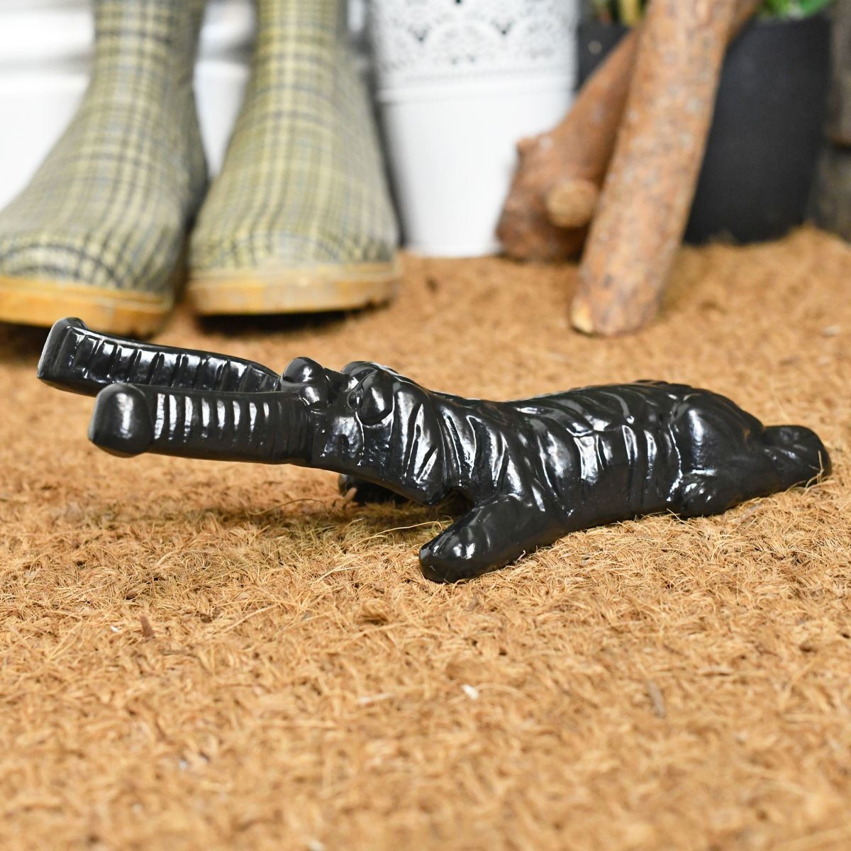 Handy dog and bone design boot jack